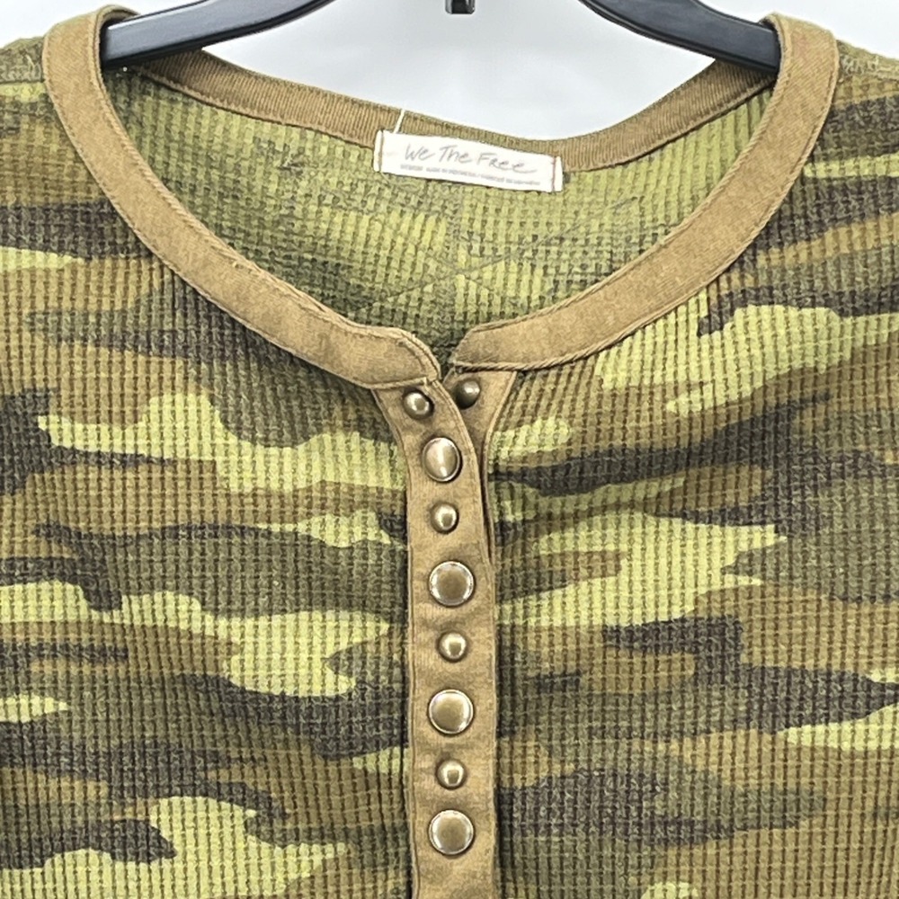 We The Free People Camo Waffle Knit Henley Top Green Camouflage Thumbholes M - Picture 2 of 8